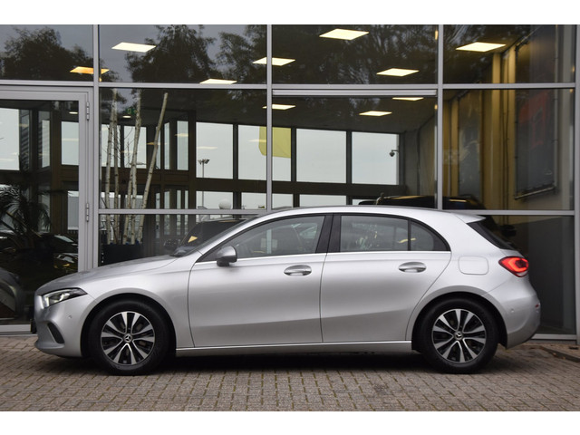 Foto 4 van Mercedes-Benz A-klasse A180 Business Solution Automaat | BTW | Widescreen | Camera | CarPlay | LED