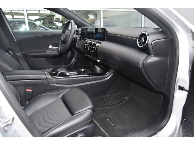 Foto 9 van Mercedes-Benz A-klasse A180 Business Solution Automaat | BTW | Widescreen | Camera | CarPlay | LED
