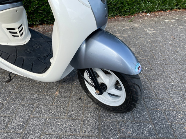 Foto 2 van SYM Mio 50 Scooter Windscherm Hoog BETAAL met in3