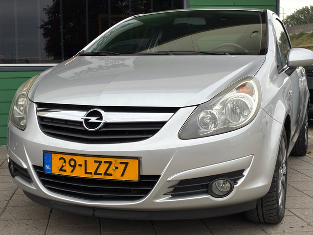 Foto 9 van Opel Corsa 1.2-16V '111' Edition|1e Eigenaar|Airco|CruiseControl|Elektr.ramen|LM-Velgen|NAP|Nieuwe A