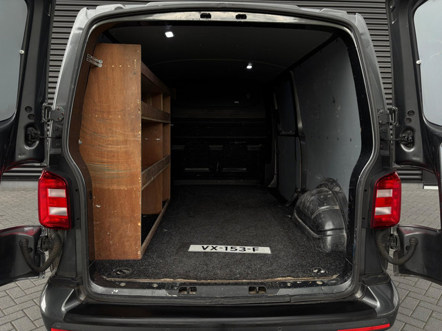 Foto 6 van Volkswagen Transporter 2.0 TDI L2H2| 180PK|CAMERA| CARPLAY| SENSOREN| TREKHAAK|