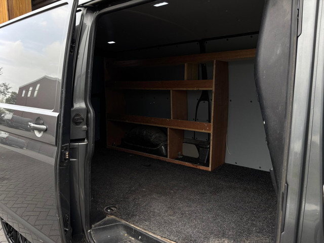 Foto 4 van Volkswagen Transporter 2.0 TDI L2H2| 180PK|CAMERA| CARPLAY| SENSOREN| TREKHAAK|