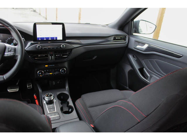 Foto 3 van Ford Focus Wagon 1.0 EcoBoost Titanium Business - ST-Line - Automaat - Camera - Trekhaak - Stuurverw