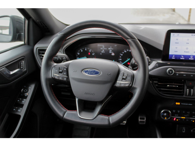 Foto 2 van Ford Focus Wagon 1.0 EcoBoost Titanium Business - ST-Line - Automaat - Camera - Trekhaak - Stuurverw
