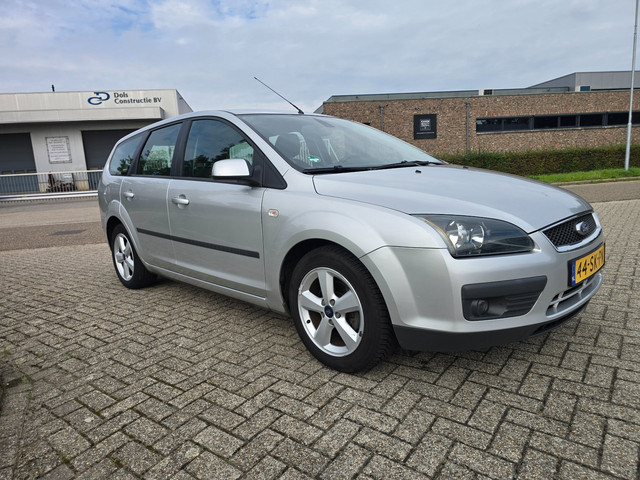 Foto 9 van Ford Focus Wagon 1.6-16V Futura Airco