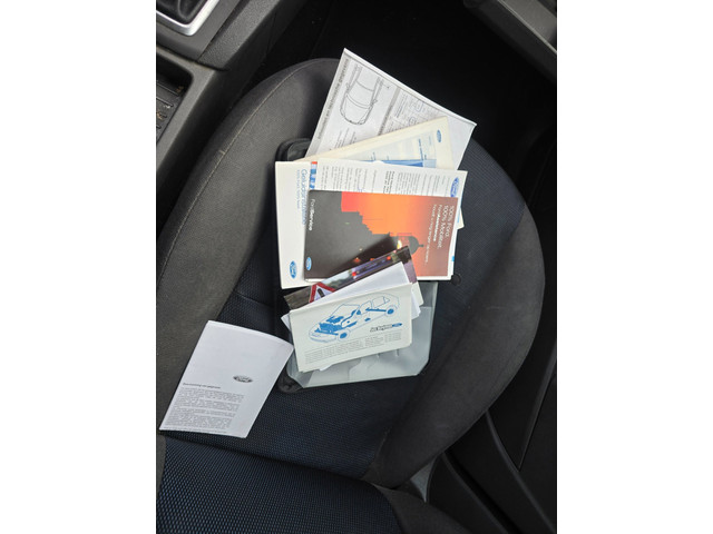 Foto 7 van Ford Focus Wagon 1.6-16V Futura Airco