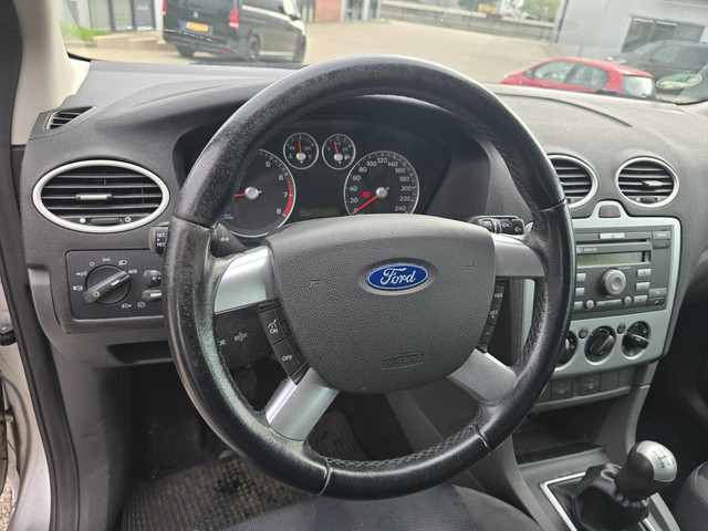Foto 5 van Ford Focus Wagon 1.6-16V Futura Airco