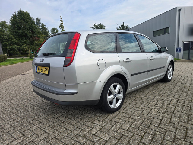 Foto 3 van Ford Focus Wagon 1.6-16V Futura Airco