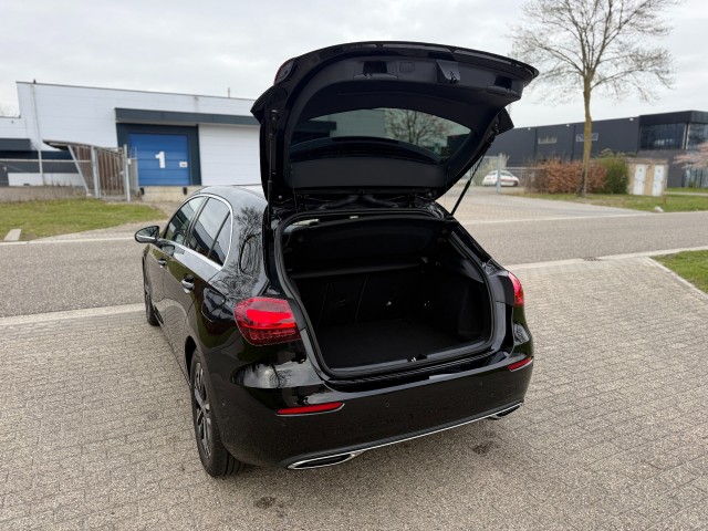 Foto 2 van MERCEDES-BENZ A-KLASSE 180 Star Edition Luxury Line Navi Camera