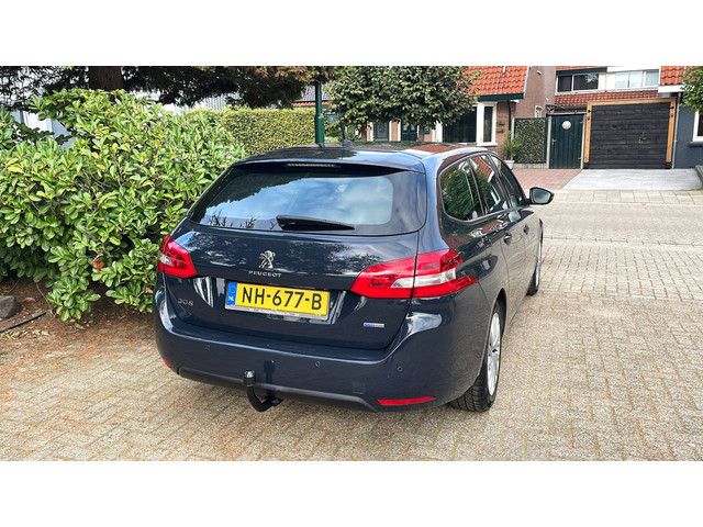 Foto 4 van Peugeot 308 SW 1.2 PureTech Blue Lease-Navi-Clima-Cruise-APK