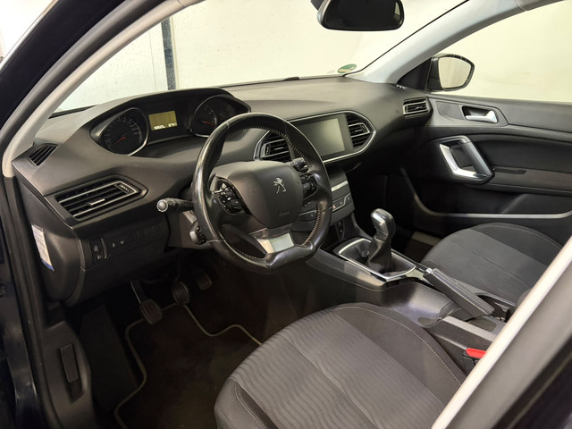 Foto 7 van Peugeot 308 SW 1.2 PureTech Blue Lease Executive (bj 2015)