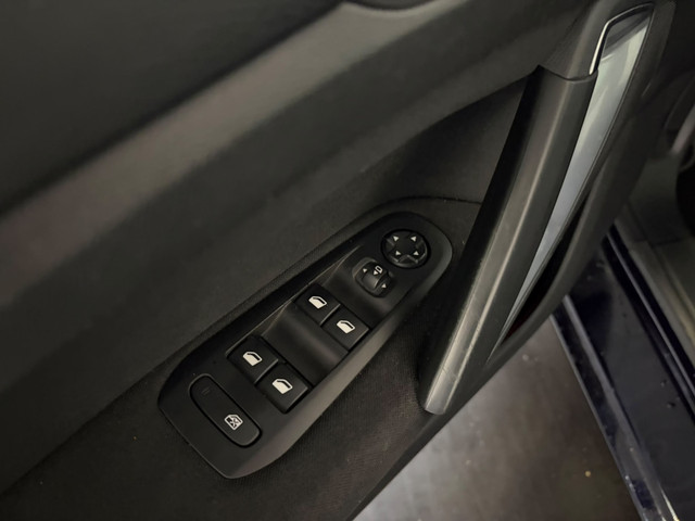 Foto 6 van Peugeot 308 SW 1.2 PureTech Blue Lease Executive (bj 2015)