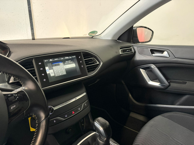 Foto 4 van Peugeot 308 SW 1.2 PureTech Blue Lease Executive (bj 2015)