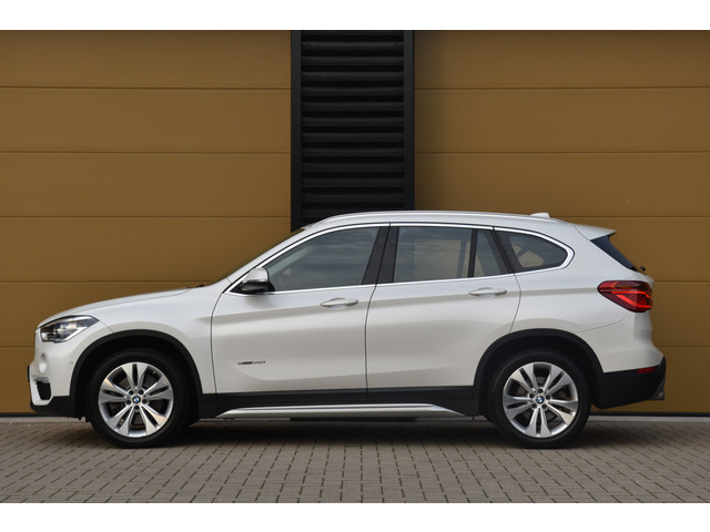 BMW X1 sDrive20i * Trekhaak * LED * Leder * Stoelverwarming * 18''LM *