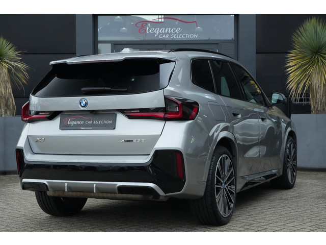 Foto 2 van BMW X1 xDrive25e M Sport | 245PK | Pano | HUD | 360° | 20" | Keyless | Premium Pack | Travel Pack |