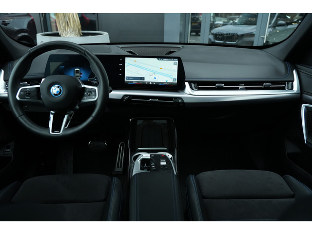 Foto 3 van BMW X1 xDrive25e M Sport | 245PK | Pano | HUD | 360° | 20" | Keyless | Premium Pack | Travel Pack |
