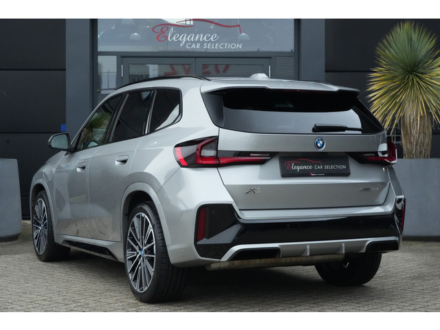 Foto 7 van BMW X1 xDrive25e M Sport | 245PK | Pano | HUD | 360° | 20" | Keyless | Premium Pack | Travel Pack |