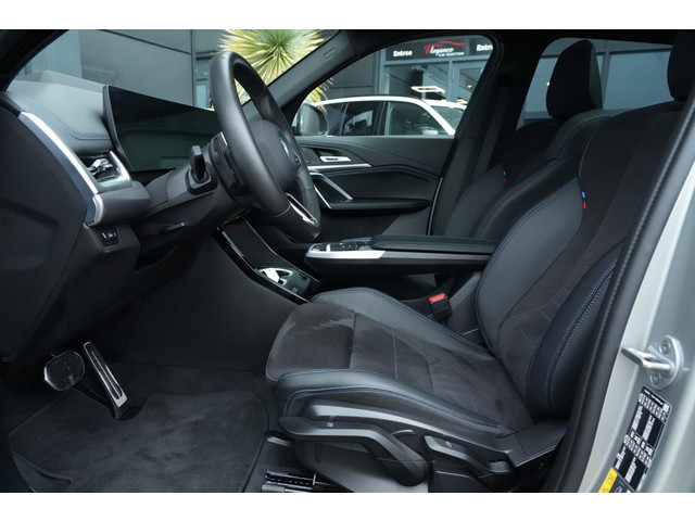 Foto 10 van BMW X1 xDrive25e M Sport | 245PK | Pano | HUD | 360° | 20" | Keyless | Premium Pack | Travel Pack |