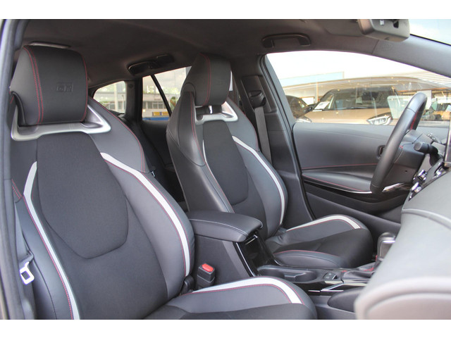 Foto 4 van Toyota Corolla Touring Sports 1.8 Hybrid GR-Sport Bi-Tone | Rijklaar | Trekhaak | Navi | Apple/Andro