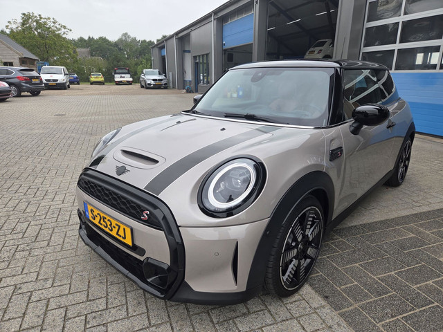 Foto 8 van Mini 3-Deurs 2.0 Cooper S Resolute Edition * Super Netjes !!!