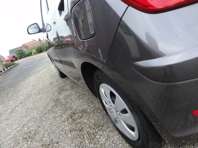 Foto 9 van Hyundai i10 1.0 Black pack AIRCO A.P.K 24-01-2027 !!