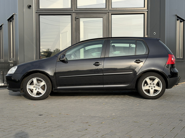 Foto 10 van Volkswagen Golf 1.6 FSI Business Clima | Cruise | Trekhaak | Super onderhouden