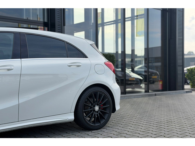 Foto 3 van Mercedes-Benz A-klasse 180 AMG, Panoramadak, Leder, Black Optic!