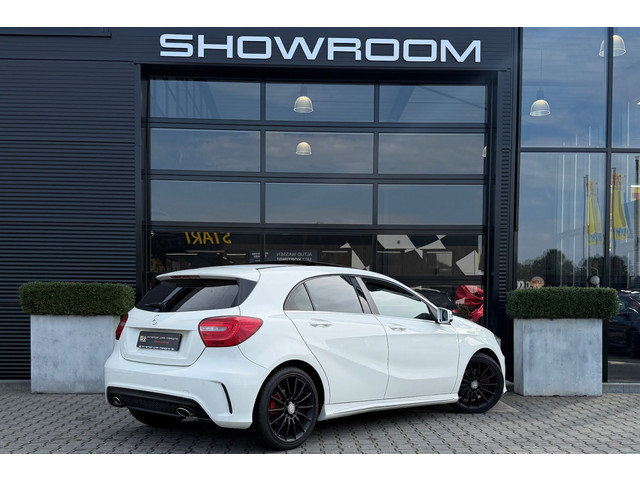 Foto 4 van Mercedes-Benz A-klasse 180 AMG, Panoramadak, Leder, Black Optic!