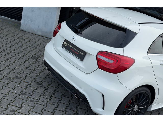 Foto 6 van Mercedes-Benz A-klasse 180 AMG, Panoramadak, Leder, Black Optic!