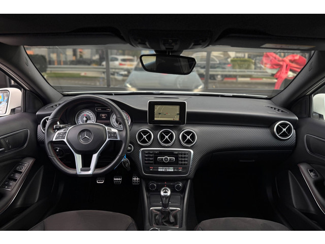 Foto 8 van Mercedes-Benz A-klasse 180 AMG, Panoramadak, Leder, Black Optic!