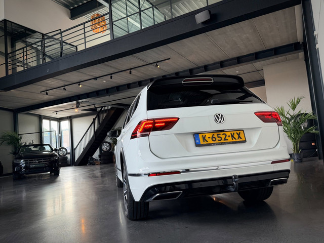 Foto 8 van Volkswagen Tiguan Allspace 1.5 TSI R-Line 7pers, Panodak, ACC, Trekhaak, BTW, Leer, 20", Sfeerverlic