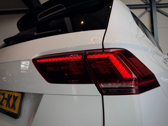 Volkswagen Tiguan Allspace 1.5 TSI R-Line 7pers, Panodak, ACC, Trekhaak, BTW, Leer, 20", Sfeerverlic