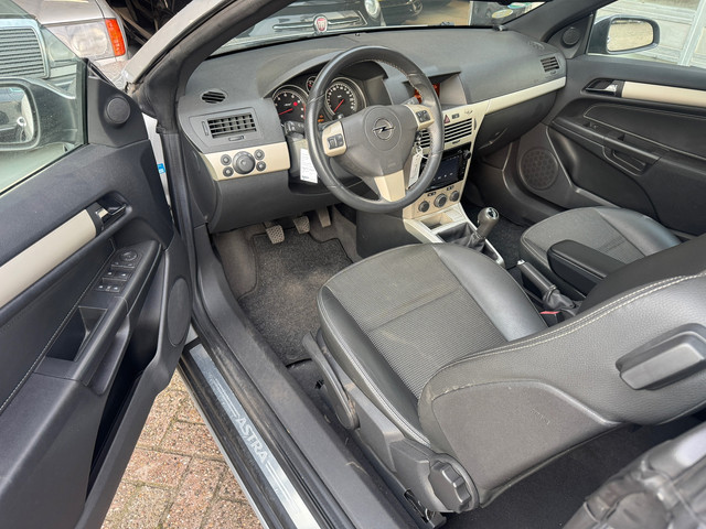 Foto 4 van Opel Astra TwinTop 1.8 Cosmo/1 jr APK/ Camera/Nap/LM Velgen//Mooie auto!