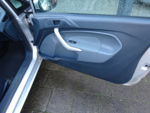 Foto 6 van Ford Fiesta 1.25 Titanium MET APK AIRCO WERKT
