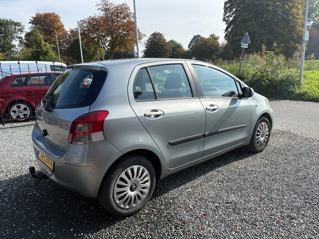 Foto 4 van Toyota Yaris 1.3 VVTi Aspiration ( Automaat + Airco )