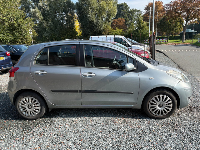 Foto 5 van Toyota Yaris 1.3 VVTi Aspiration ( Automaat + Airco )