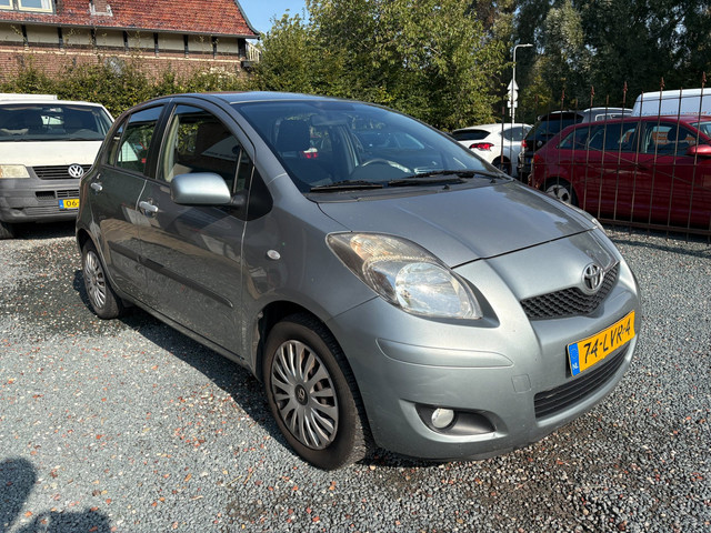 Foto 6 van Toyota Yaris 1.3 VVTi Aspiration ( Automaat + Airco )