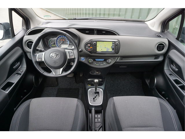 Foto 8 van Toyota Yaris 1.5 Full Hybrid Dynamic + Trekhaak/ Camera/ Navi/ Keyless/ Cruise/ Airco/ Garantie!