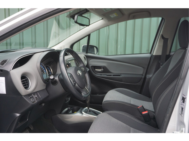 Foto 6 van Toyota Yaris 1.5 Full Hybrid Dynamic + Trekhaak/ Camera/ Navi/ Keyless/ Cruise/ Airco/ Garantie!