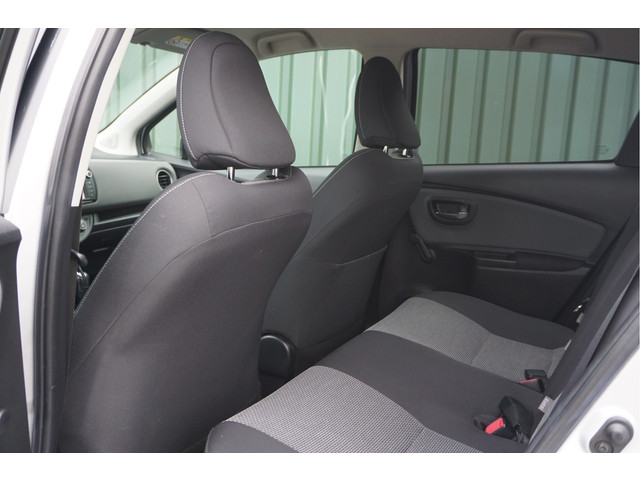 Foto 5 van Toyota Yaris 1.5 Full Hybrid Dynamic + Trekhaak/ Camera/ Navi/ Keyless/ Cruise/ Airco/ Garantie!