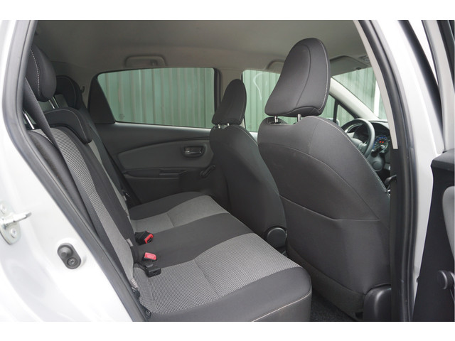 Foto 3 van Toyota Yaris 1.5 Full Hybrid Dynamic + Trekhaak/ Camera/ Navi/ Keyless/ Cruise/ Airco/ Garantie!