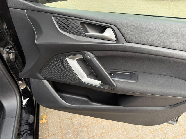 Foto 6 van Peugeot 308 1.2 PureTech PANO|AIRCO|NEW APK|CAMERA