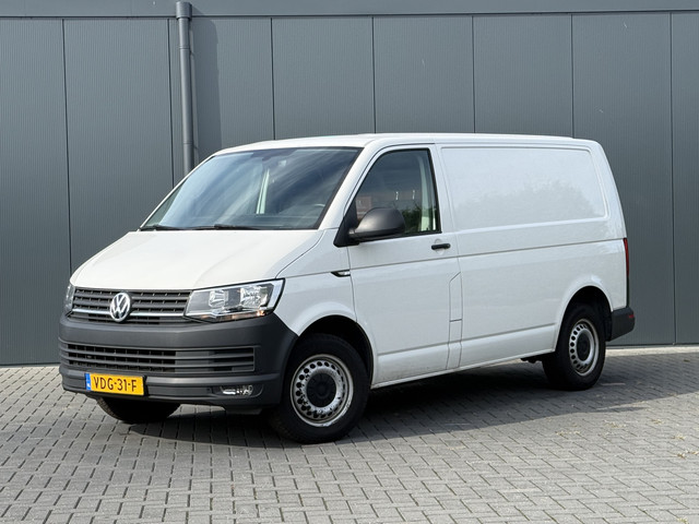 Foto 2 van Volkswagen Transporter 2.0 TDI 102 PK / L1H1 / WORDT VERWACHT / ACHTERKLEP / 1e EIG. / AIRCO / CRUIS