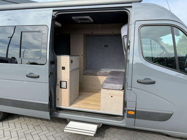 Foto 4 van Renault Master T35 2.3 dCi 180 PK AUTOMAAT / L3H2 / CAMPER / BPM VRIJ GRIJS KENTEKEN / ZONNEPANEEL /
