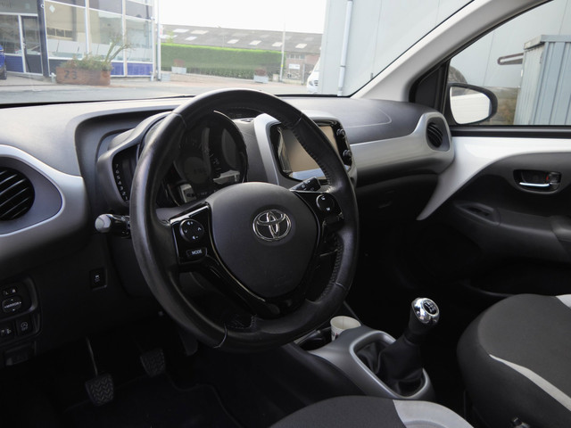 Foto 9 van Toyota Aygo 1.0 VVT-i x-play | Camera | Bluetooth | Airco | Zuinig! | Origineel NL