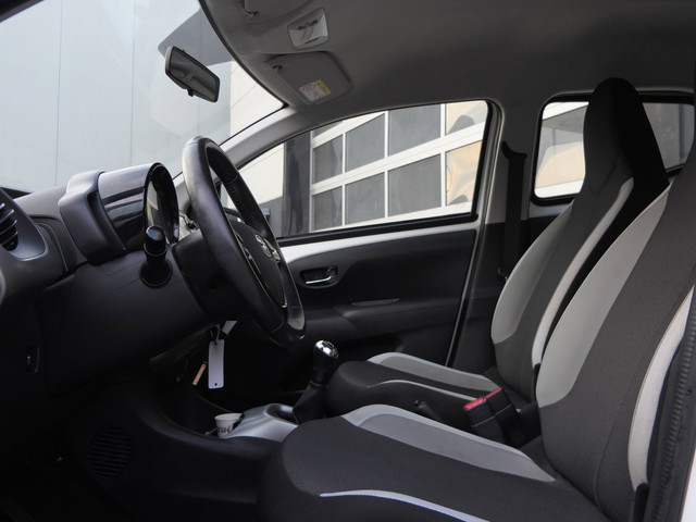 Foto 8 van Toyota Aygo 1.0 VVT-i x-play | Camera | Bluetooth | Airco | Zuinig! | Origineel NL