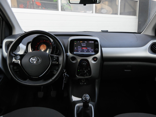 Foto 7 van Toyota Aygo 1.0 VVT-i x-play | Camera | Bluetooth | Airco | Zuinig! | Origineel NL