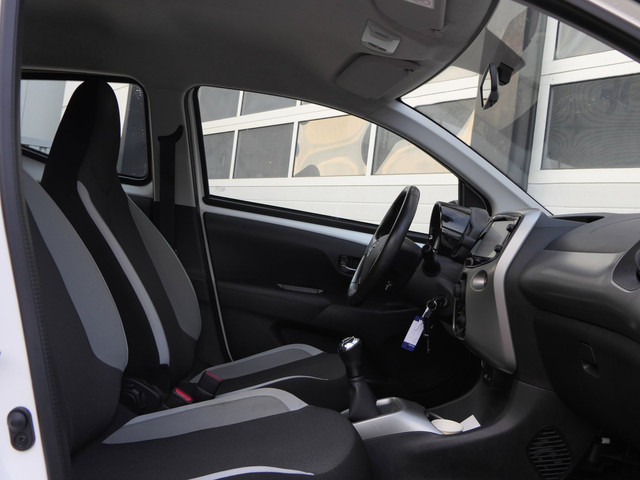 Foto 6 van Toyota Aygo 1.0 VVT-i x-play | Camera | Bluetooth | Airco | Zuinig! | Origineel NL
