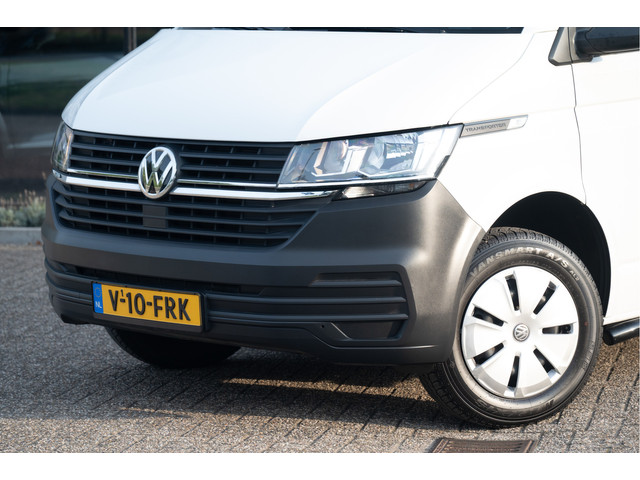 Foto 3 van Volkswagen Transporter 2.0 TDI L2H1 28 | Cruise | Airco | Bluetooth | Betimmering |