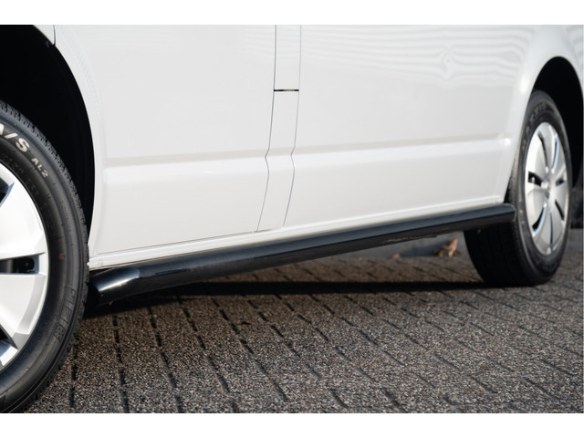 Foto 6 van Volkswagen Transporter 2.0 TDI L2H1 28 | Cruise | Airco | Bluetooth | Betimmering |
